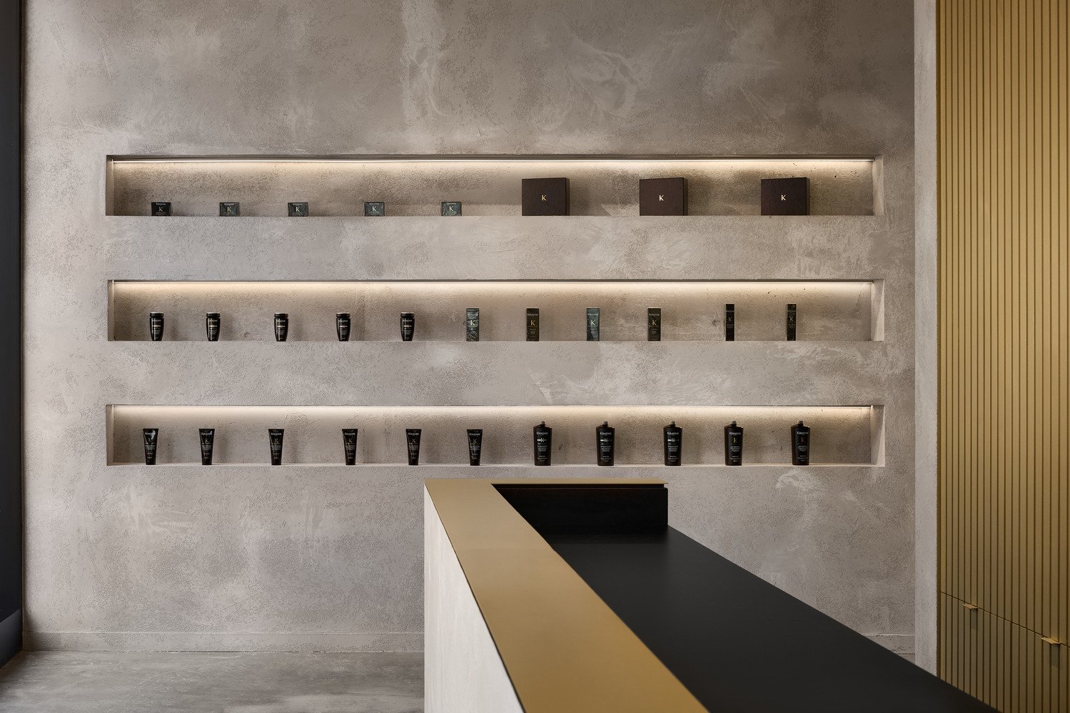 ISSADESIGN 的 Blunt 美发沙龙