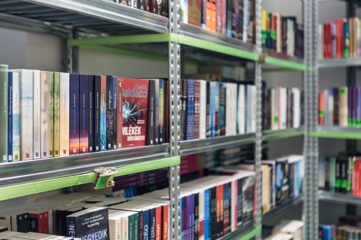 Bookline 快闪店,由 81font Architecture & Design 设计,匈牙利布达佩斯 Bookline 快闪店,由 81font Architecture & Design 设计,匈牙利布达佩斯