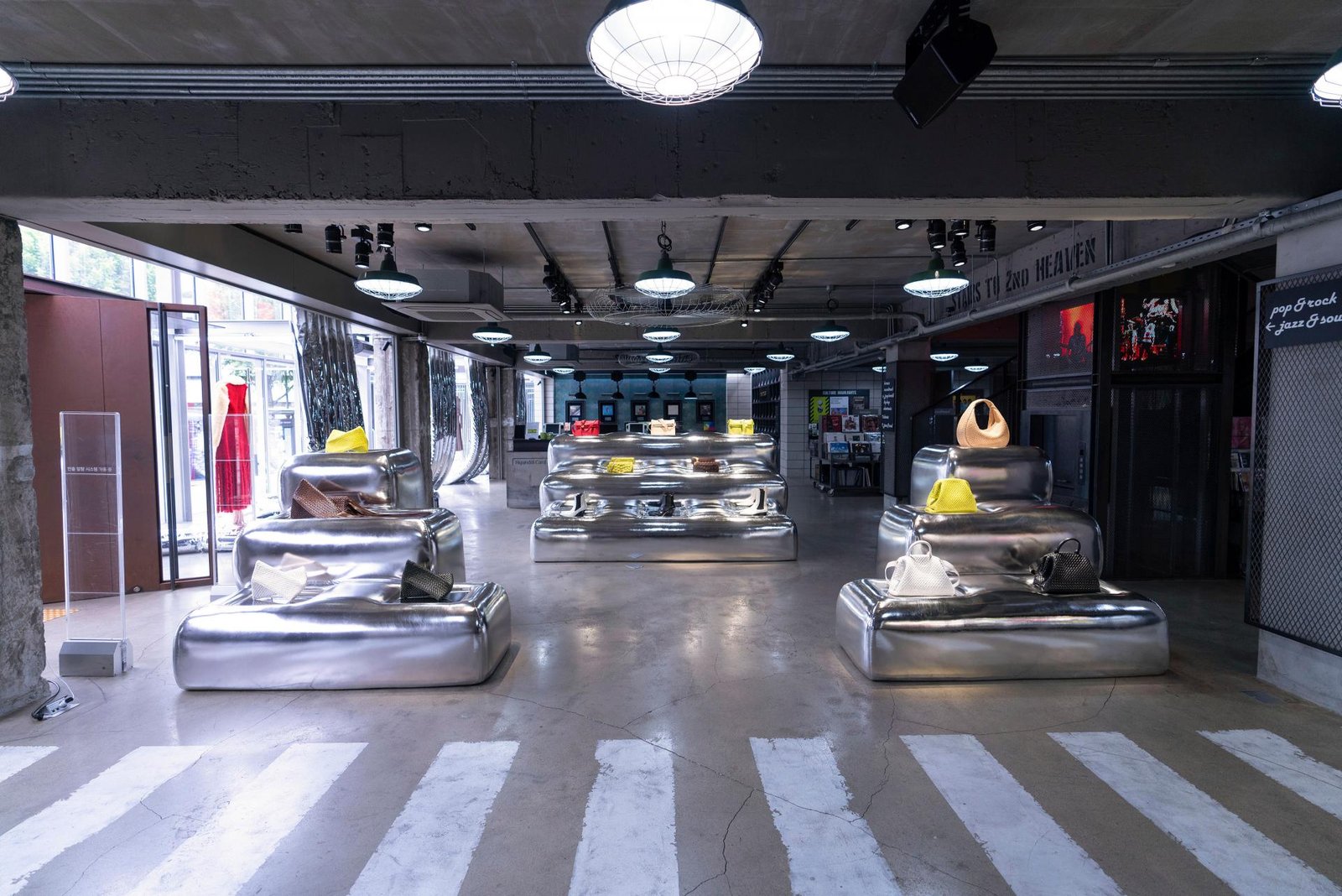Random Studio 设计的 Bottega Veneta 快闪店