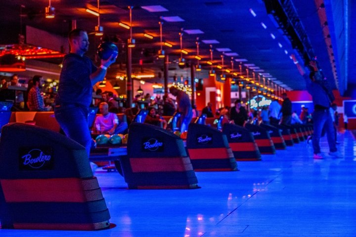 Bowlero 酒吧,CallisonRTKL,新泽西州北不伦瑞克镇 Bowlero 酒吧,CallisonRTKL,新泽西州北不伦瑞克镇