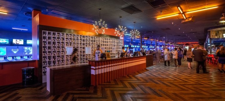 Bowlero 酒吧,CallisonRTKL,新泽西州北不伦瑞克镇 Bowlero 酒吧,CallisonRTKL,新泽西州北不伦瑞克镇