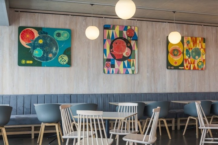 英国航空 i360 餐厅由 Marks Barfield Architects 和 Inside Out 设计，英国布莱顿