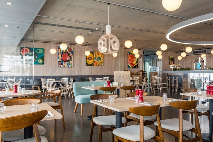 英国航空 i360 餐厅由 Marks Barfield Architects 和 Inside Out 设计，英国布莱顿