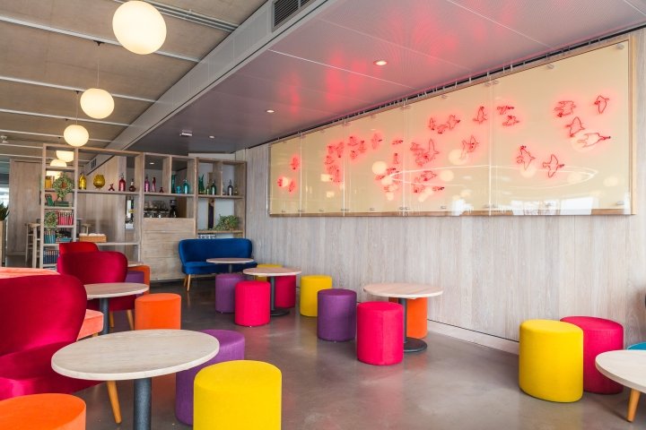 英国航空 i360 餐厅由 Marks Barfield Architects 和 Inside Out 设计，英国布莱顿