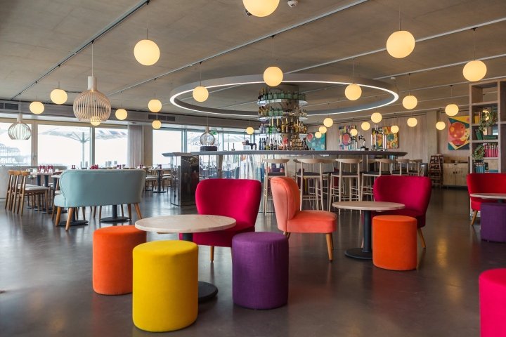 英国航空 i360 餐厅由 Marks Barfield Architects 和 Inside Out 设计，英国布莱顿