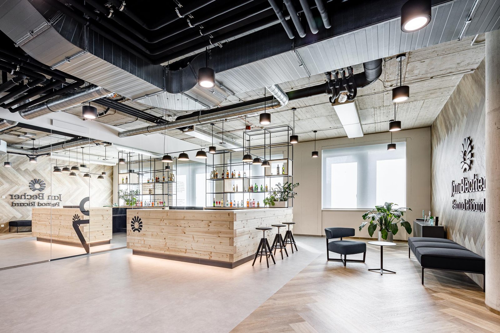 它自己的酒吧和会议室的灵感来自著名的利口酒。欢迎来到保乐力加在捷克的新办事处