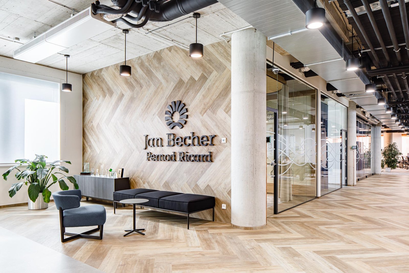 它自己的酒吧和会议室的灵感来自著名的利口酒。欢迎来到保乐力加在捷克的新办事处