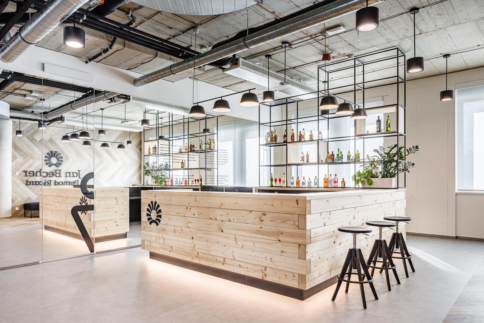 它自己的酒吧和会议室的灵感来自著名的利口酒。欢迎来到保乐力加在捷克的新办事处