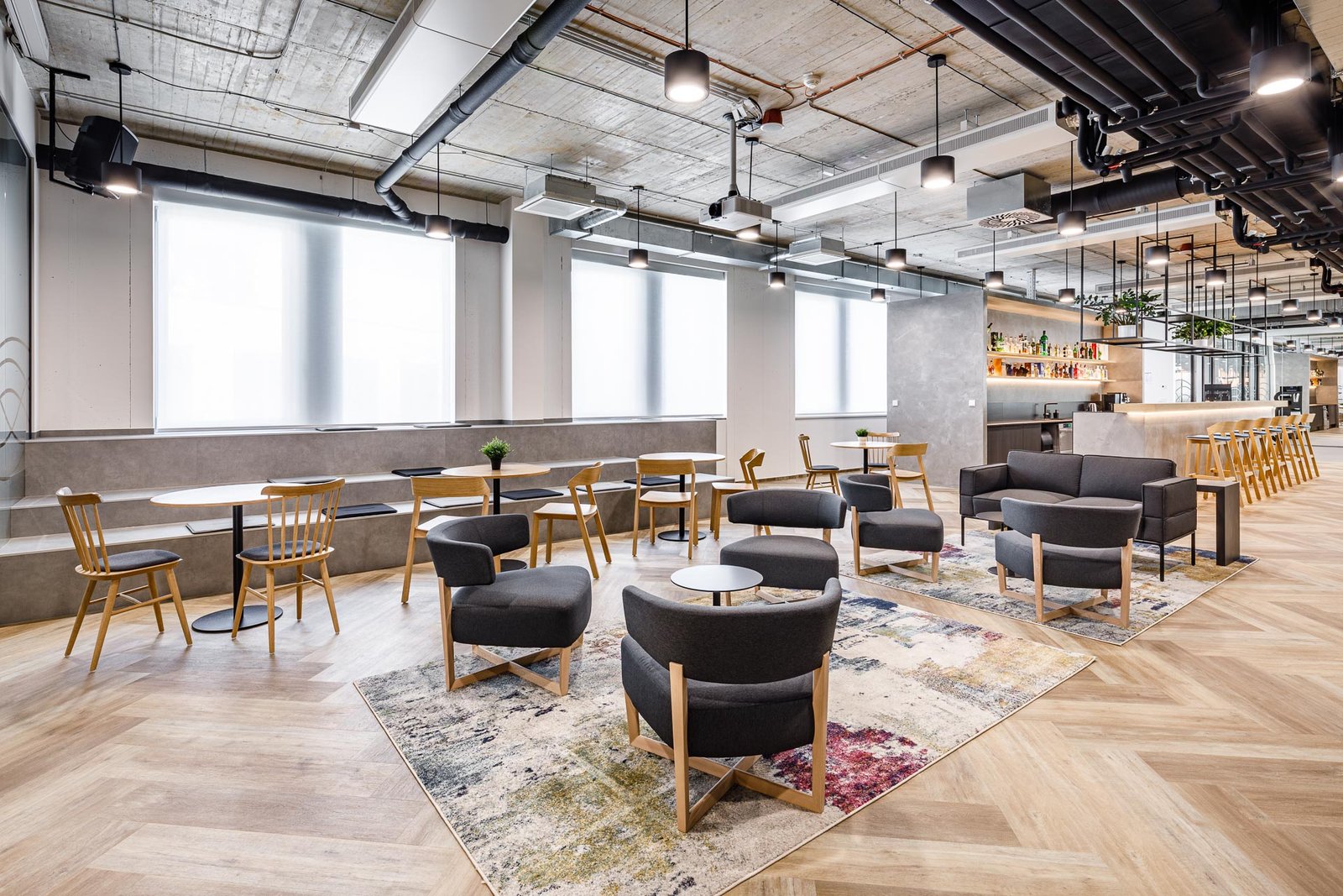 它自己的酒吧和会议室的灵感来自著名的利口酒。欢迎来到保乐力加在捷克的新办事处