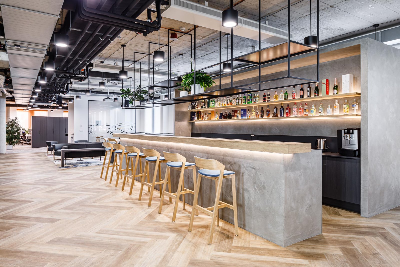 它自己的酒吧和会议室的灵感来自著名的利口酒。欢迎来到保乐力加在捷克的新办事处