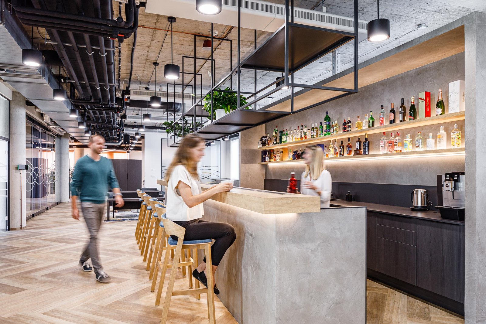 它自己的酒吧和会议室的灵感来自著名的利口酒。欢迎来到保乐力加在捷克的新办事处