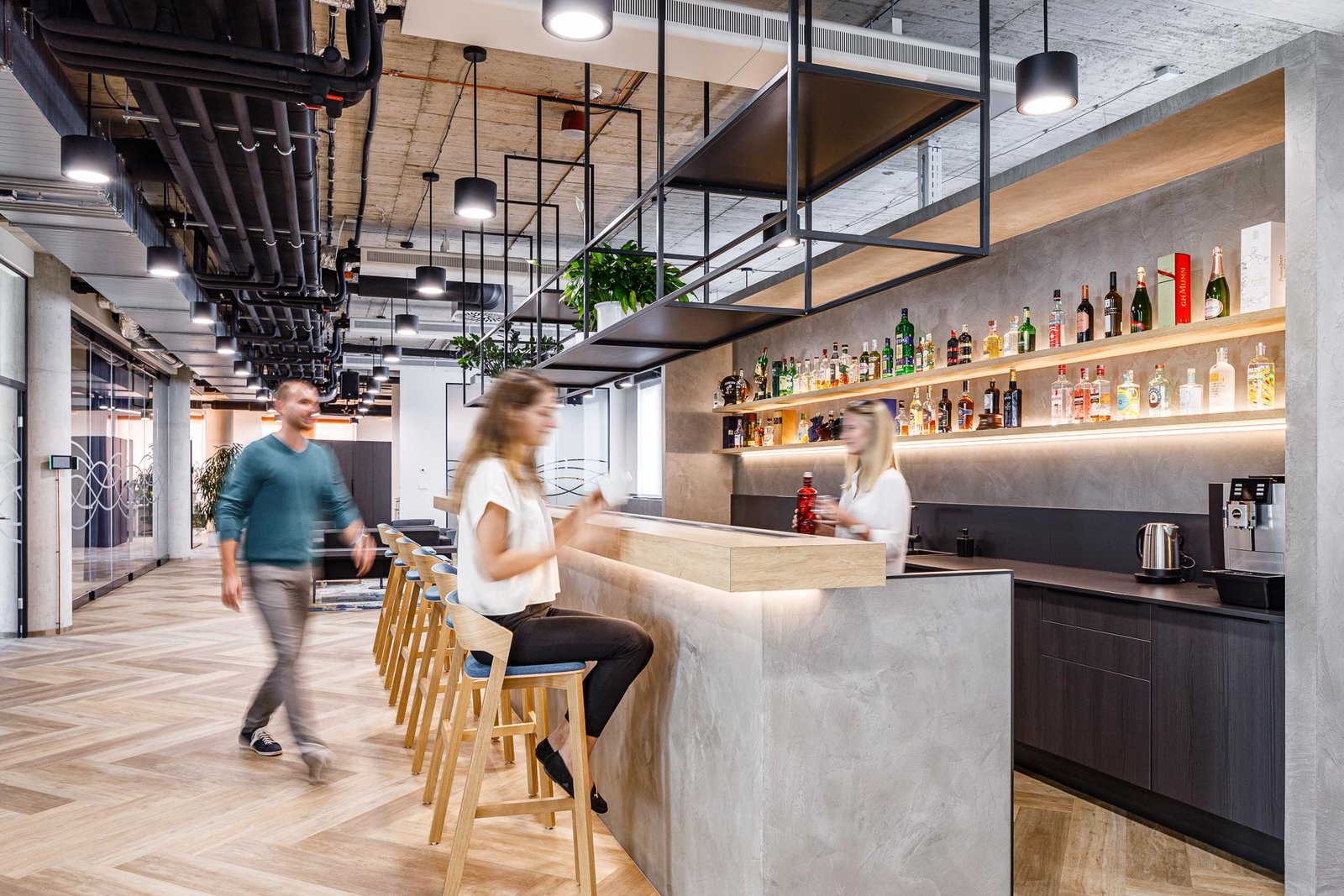 它自己的酒吧和会议室的灵感来自著名的利口酒。欢迎来到保乐力加在捷克的新办事处