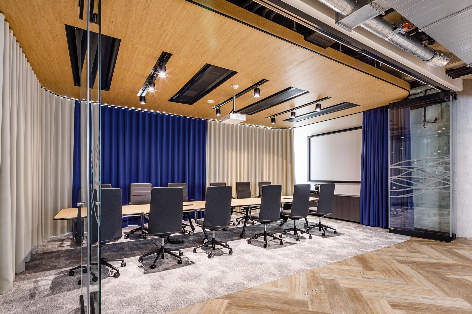 它自己的酒吧和会议室的灵感来自著名的利口酒。欢迎来到保乐力加在捷克的新办事处