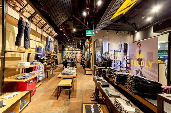 Modulor Retail Architecture 设计的 CAT 概念店，秘鲁利马