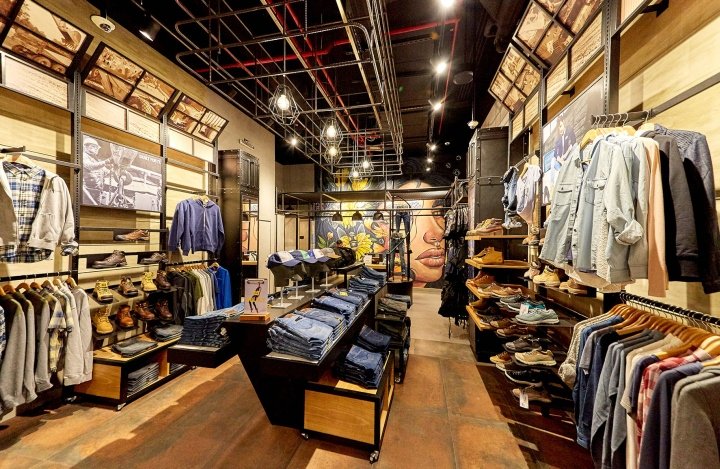 Modulor Retail Architecture 设计的 CAT 概念店，秘鲁利马