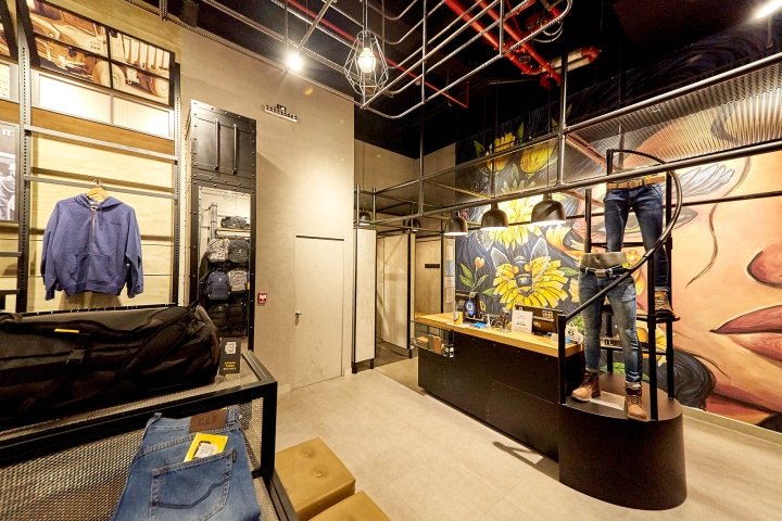 Modulor Retail Architecture 设计的 CAT 概念店，秘鲁利马