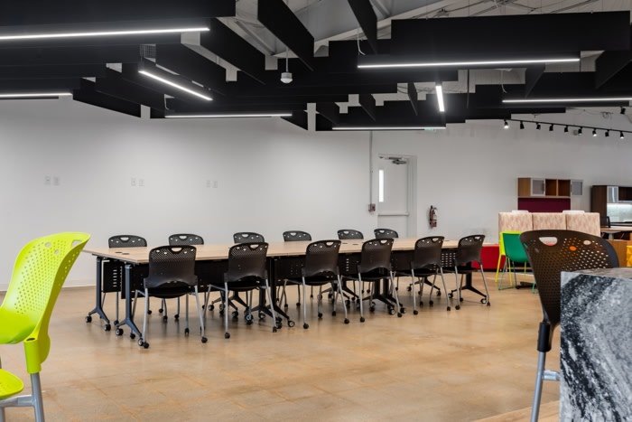 CBI 工作场所解决方案陈列室和办公室，由 S. Tipton Studio 设计