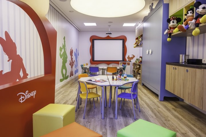 CNA 英语语言学校，由 FAL Design Estratégico 设计，巴西圣保罗