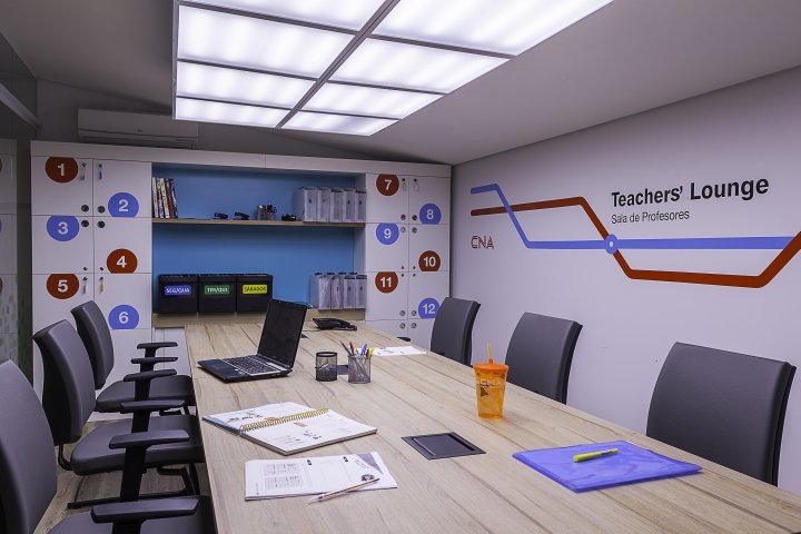 CNA 英语语言学校，由 FAL Design Estratégico 设计，巴西圣保罗