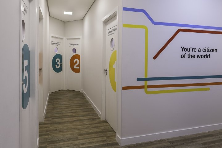 CNA 英语语言学校，由 FAL Design Estratégico 设计，巴西圣保罗