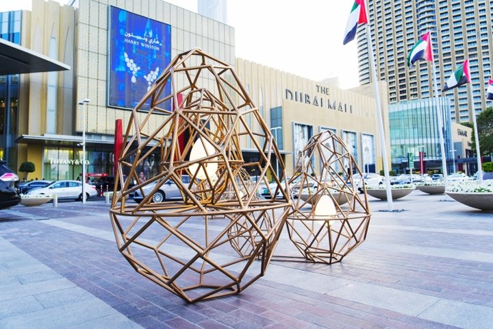 Orikami Lab 为阿联酋迪拜迪拜购物中心设计的笼中鸡蛋灯光装置