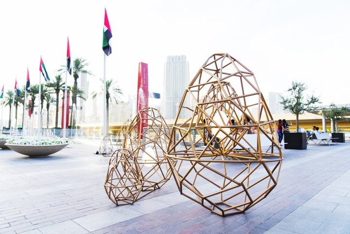 Orikami Lab 为阿联酋迪拜迪拜购物中心设计的笼中鸡蛋灯光装置