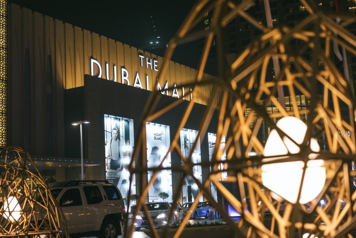 Orikami Lab 为阿联酋迪拜迪拜购物中心设计的笼中鸡蛋灯光装置