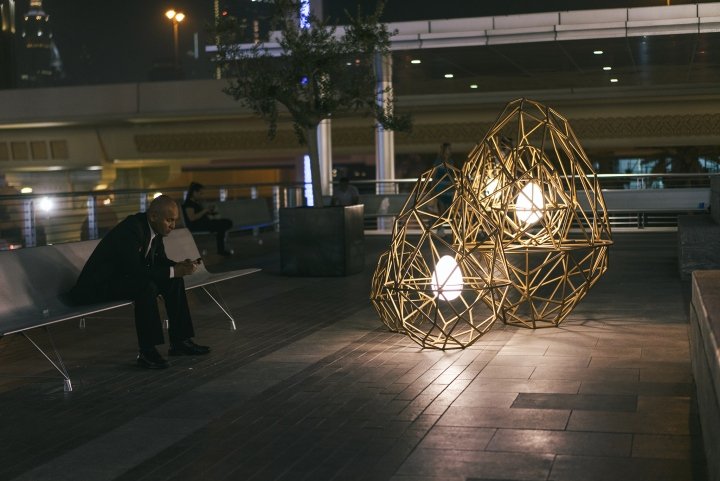 Orikami Lab 为阿联酋迪拜迪拜购物中心设计的笼中鸡蛋灯光装置