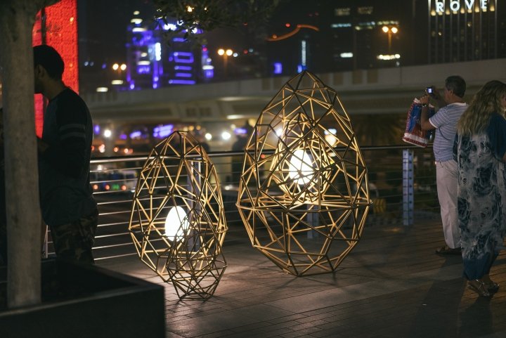 Orikami Lab 为阿联酋迪拜迪拜购物中心设计的笼中鸡蛋灯光装置