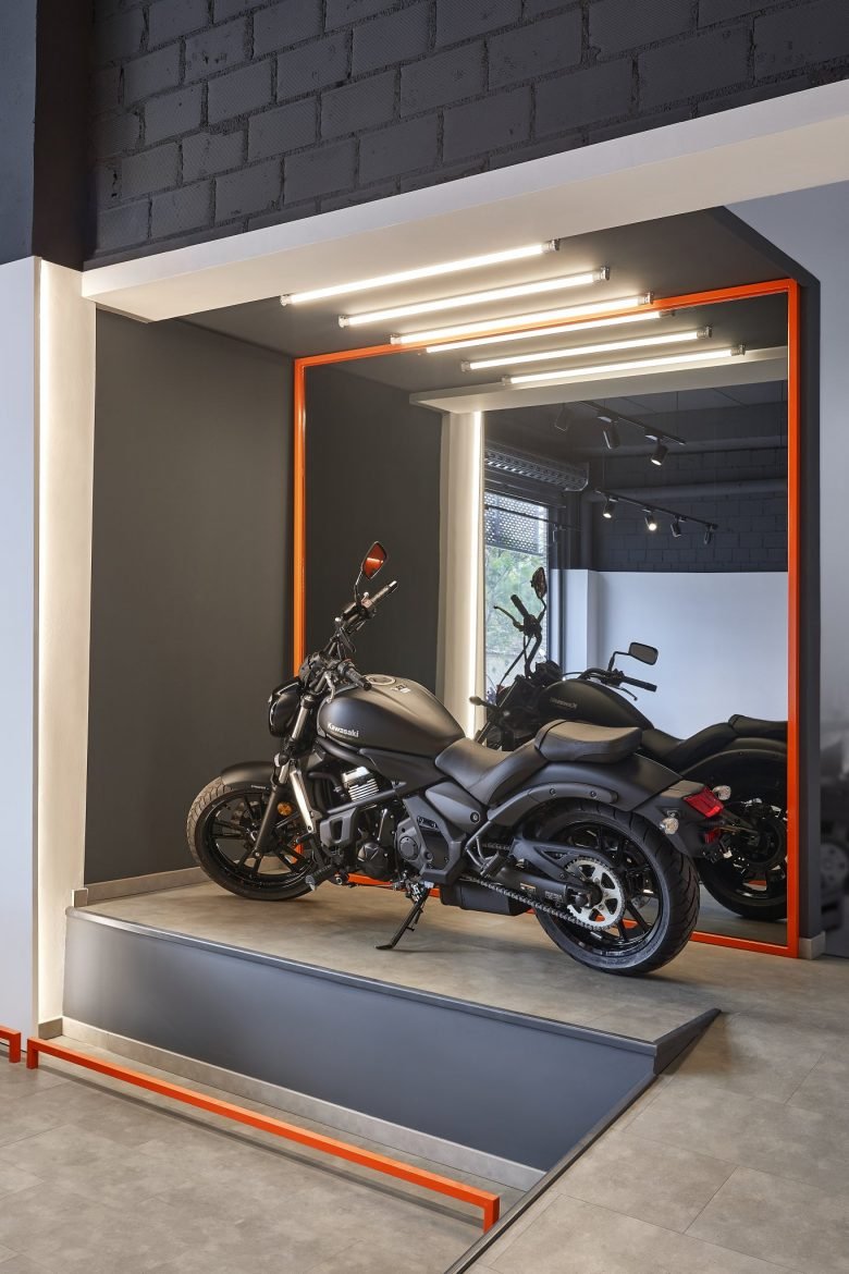 Camaral 摩托车店 by se.studio