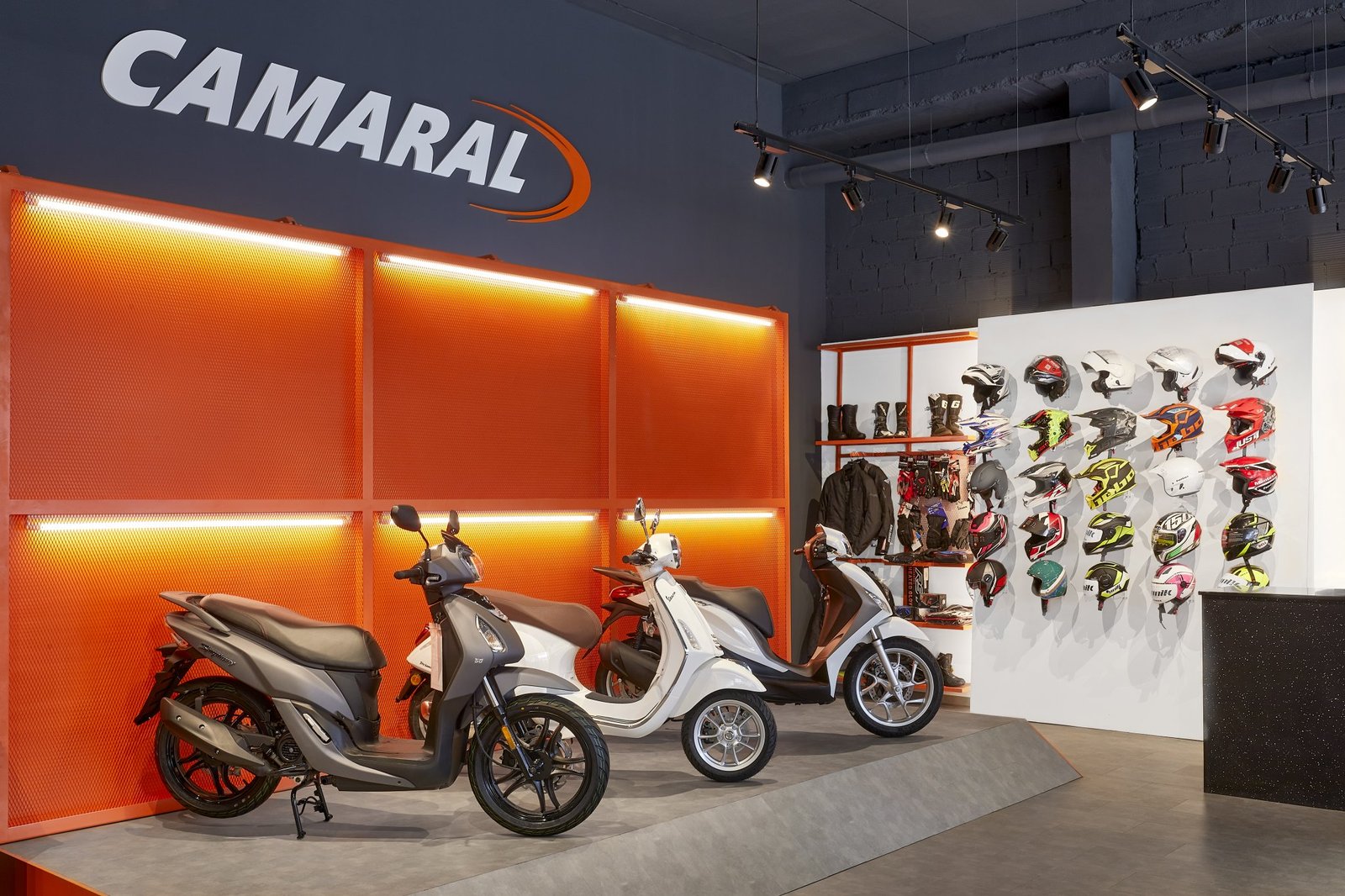 Camaral 摩托车店 by se.studio