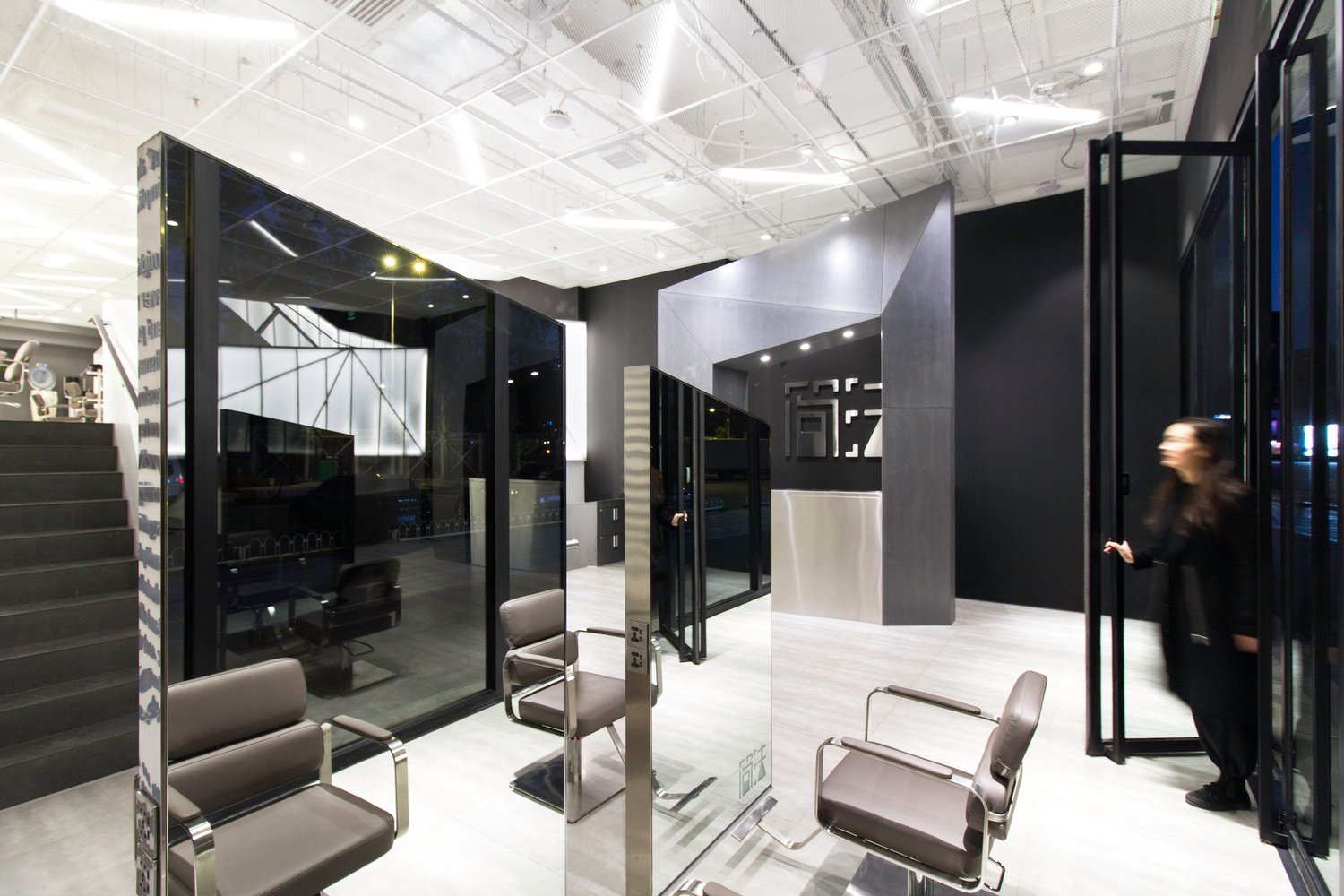 卡利美发沙龙 by maison h 卡利美发沙龙 by maison h