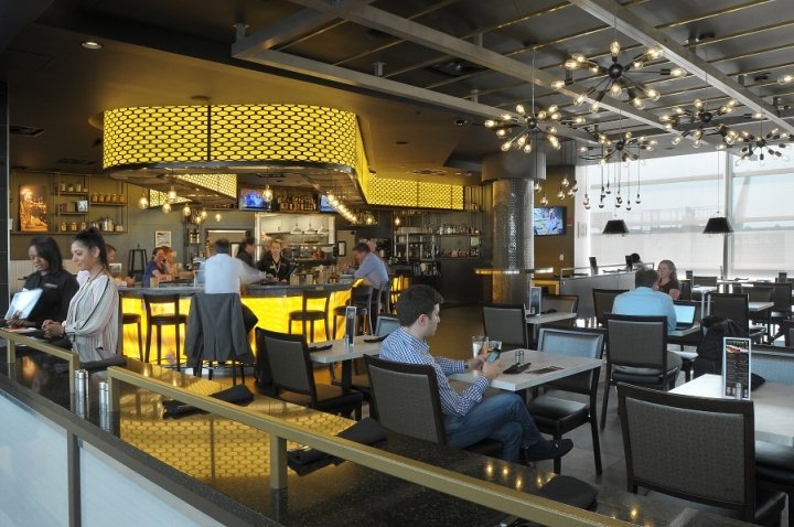 Cat Cora 餐厅由 Studio|H2G 设计,罗穆卢斯 – 密歇根州 Cat Cora 餐厅由 Studio|H2G 设计,罗穆卢斯 – 密歇根州