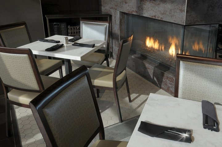 Cat Cora 餐厅由 Studio|H2G 设计,罗穆卢斯 – 密歇根州 Cat Cora 餐厅由 Studio|H2G 设计,罗穆卢斯 – 密歇根州