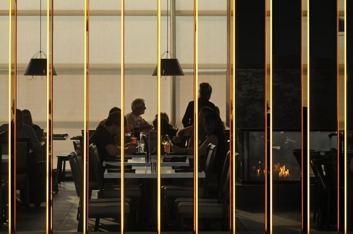 Cat Cora 餐厅由 Studio|H2G 设计,罗穆卢斯 – 密歇根州 Cat Cora 餐厅由 Studio|H2G 设计,罗穆卢斯 – 密歇根州