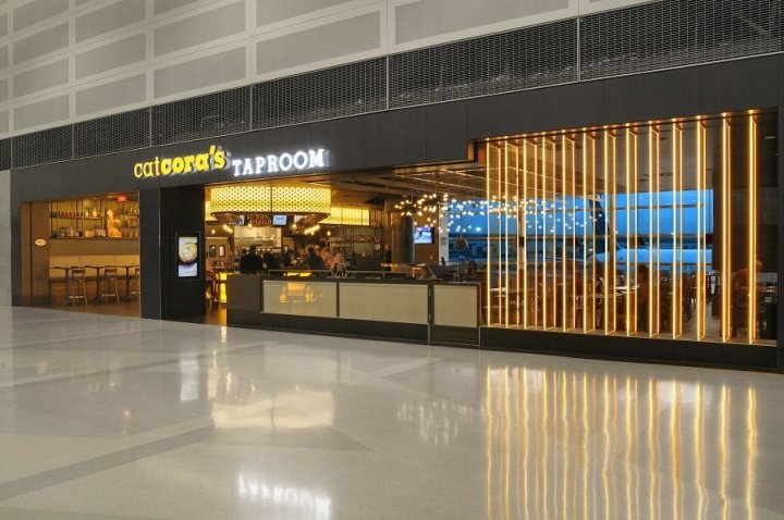 Cat Cora 餐厅由 Studio|H2G 设计,罗穆卢斯 – 密歇根州 Cat Cora 餐厅由 Studio|H2G 设计,罗穆卢斯 – 密歇根州