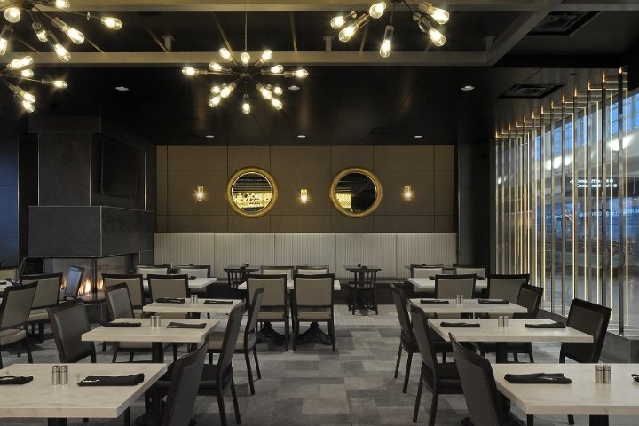 Cat Cora 餐厅由 Studio|H2G 设计,罗穆卢斯 – 密歇根州 Cat Cora 餐厅由 Studio|H2G 设计,罗穆卢斯 – 密歇根州