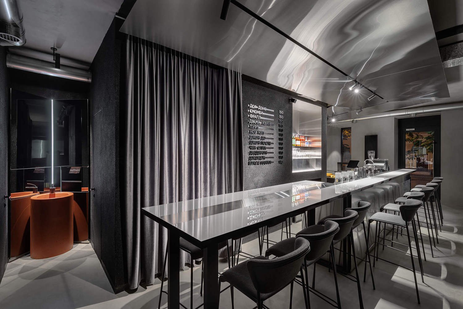 Chernyi 咖啡吧由 Ponomarenko Bureau 设计