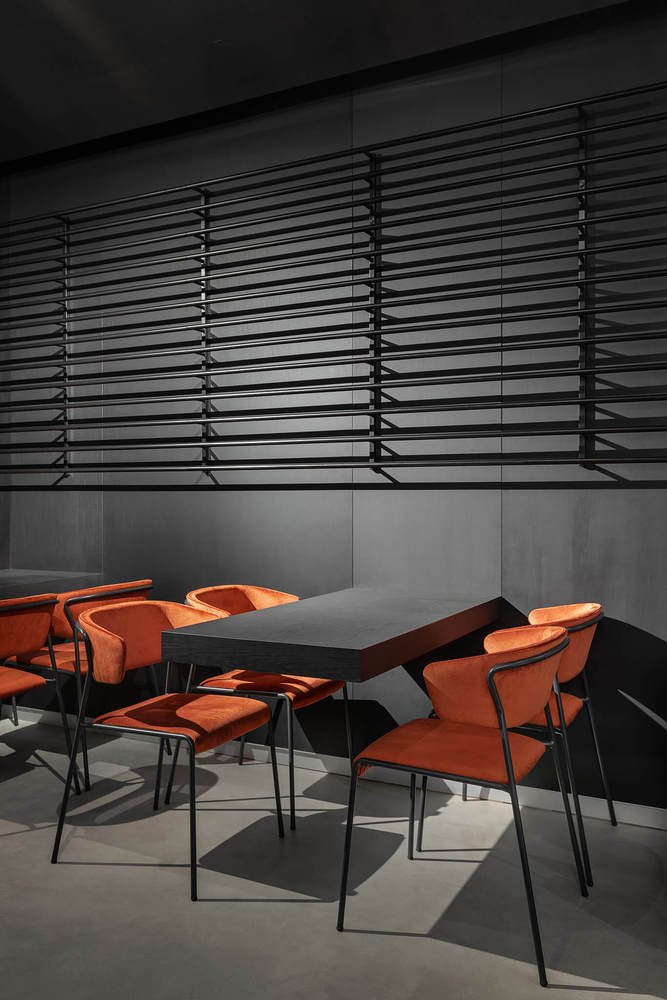 Chernyi 咖啡吧由 Ponomarenko Bureau 设计