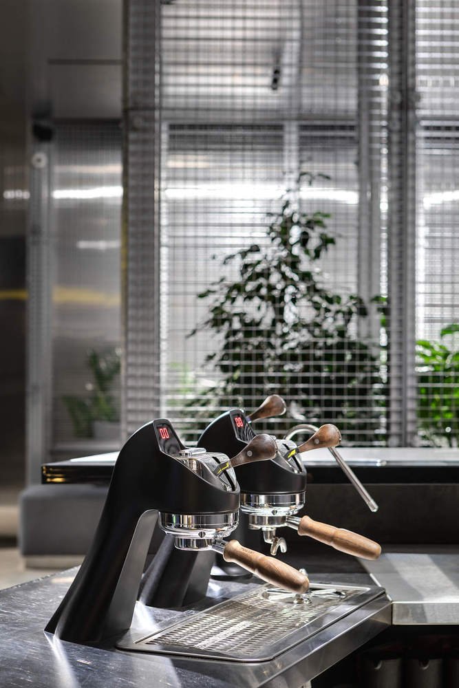 Chernyi 咖啡吧由 Ponomarenko Bureau 设计