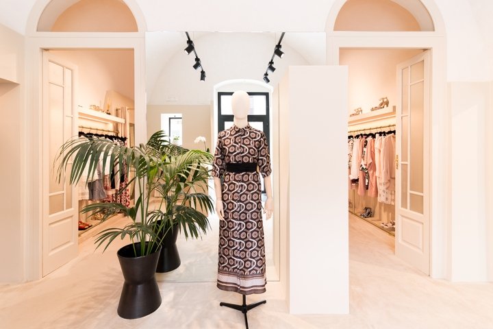 Silvio Girolamo 设计的 Claude 商店，阿德尔菲亚 / 巴里 – 意大利