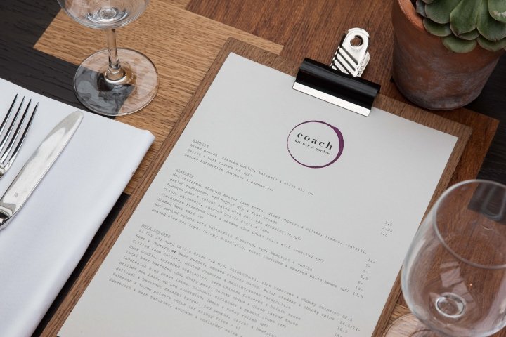 Coach 厨房和花园由 Turnerbates Design and Architecture 设计，博马里斯 / 安格尔西 – 威尔士