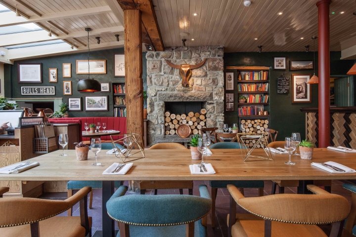 Coach 厨房和花园由 Turnerbates Design and Architecture 设计，博马里斯 / 安格尔西 – 威尔士