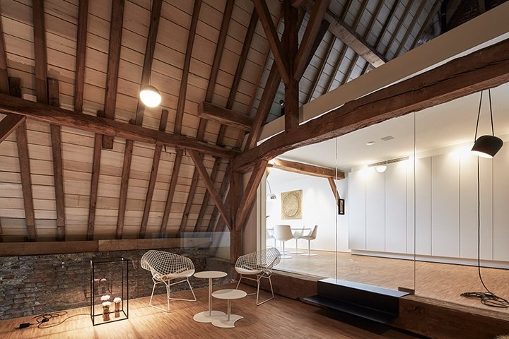 由比利时 Klaarchitectuur 设计的比利时历史教堂的协作办公空间