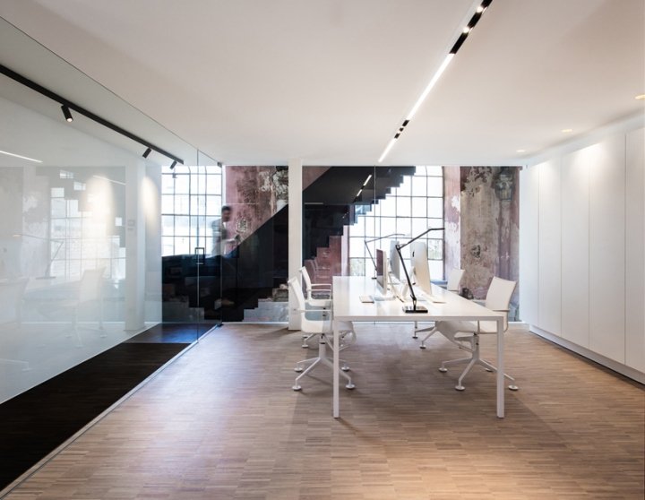 由比利时 Klaarchitectuur 设计的比利时历史教堂的协作办公空间