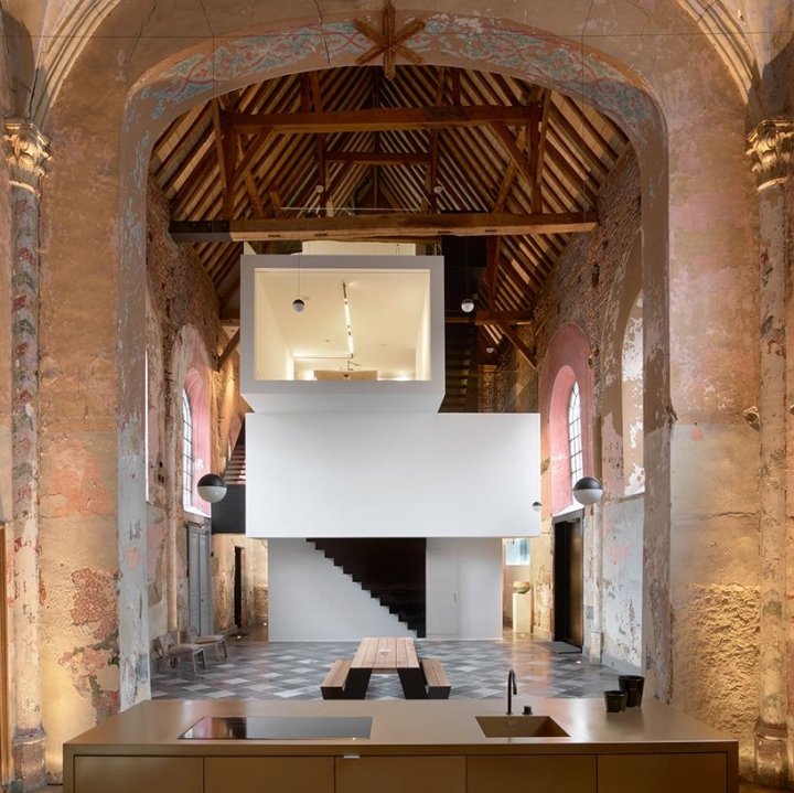 由比利时 Klaarchitectuur 设计的比利时历史教堂的协作办公空间