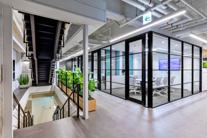 JH Associates 的机密客户办公室