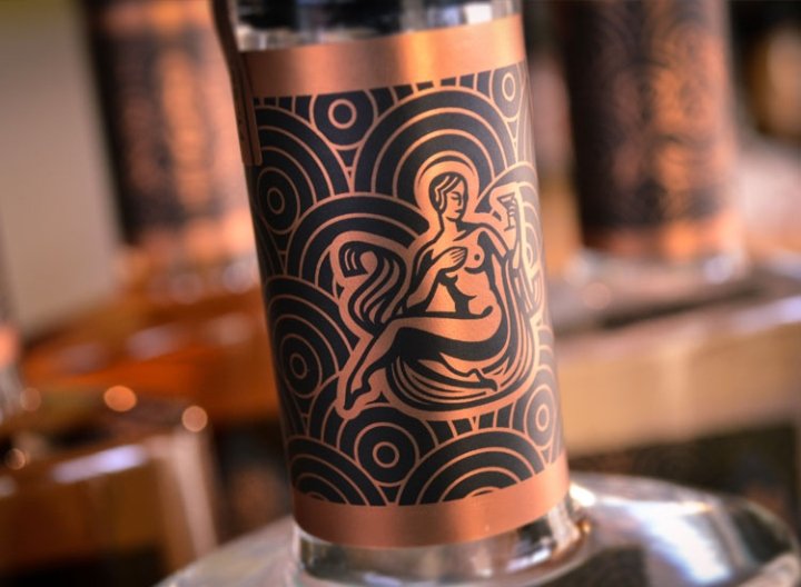 Emrich Office 的 CopperMuse 朗姆酒包装