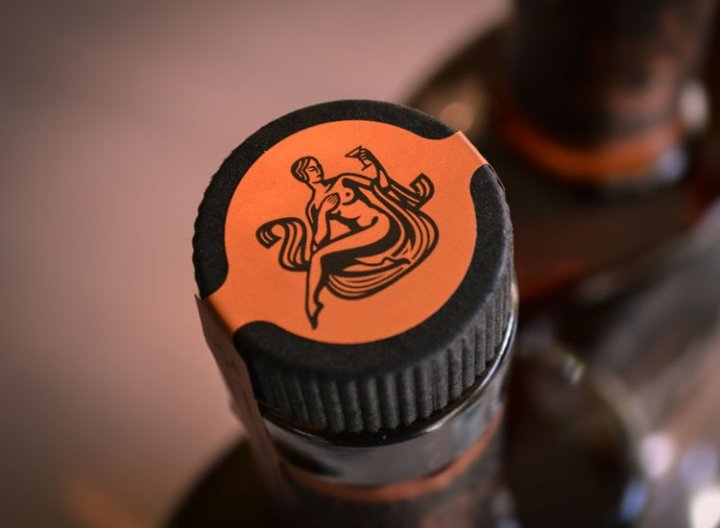 Emrich Office 的 CopperMuse 朗姆酒包装