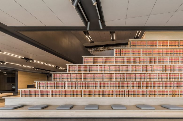 Esrawe Studio 的企业 C 办公室